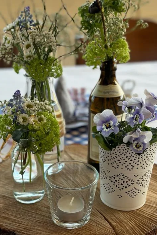 Blumendekorationen in grün und weiß